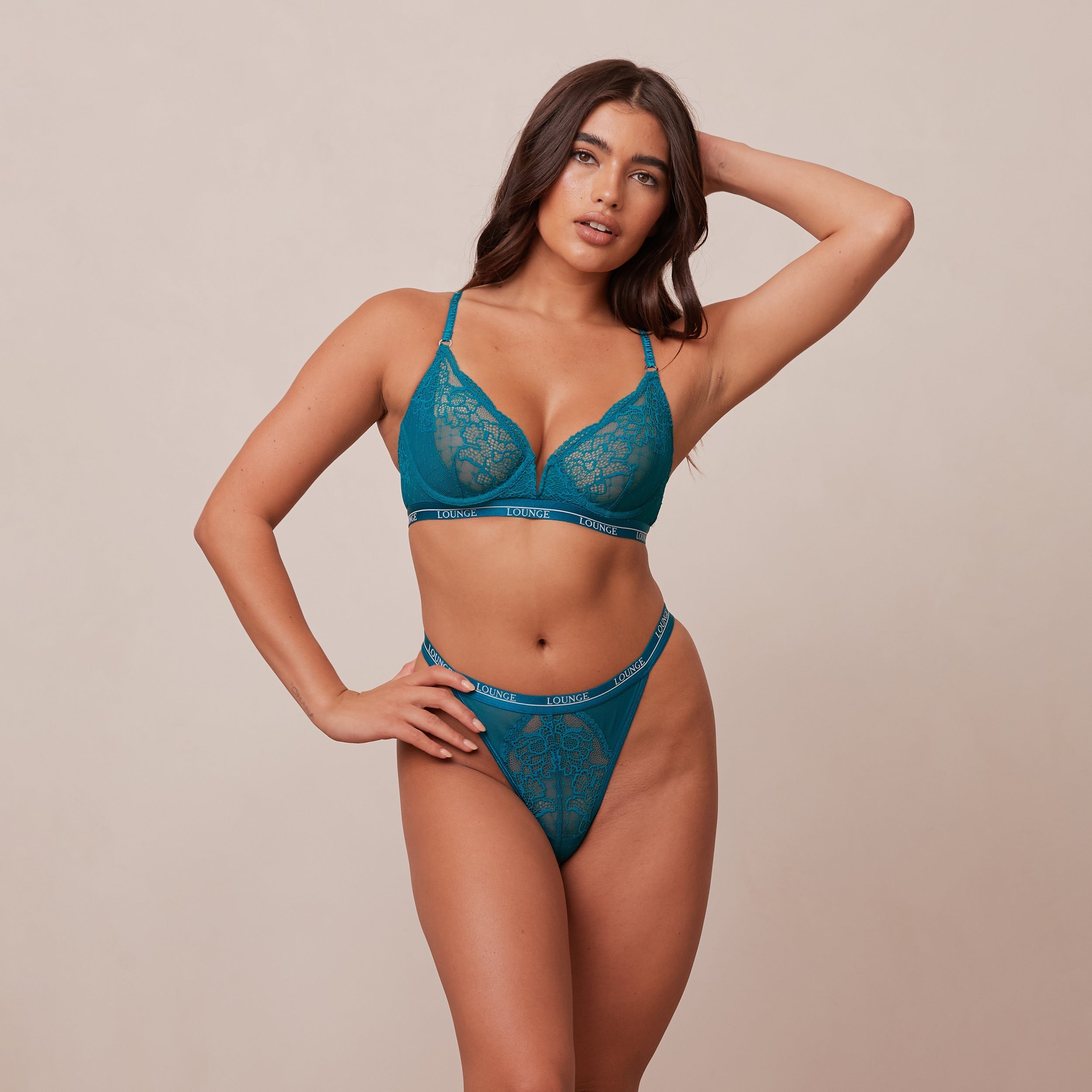 Quelle couleur de lingerie porter sous des vêtements blancs pour qu'elle soit invisible Quelle couleur de lingerie porter sous des vêtements blancs pour qu'elle soit invisible