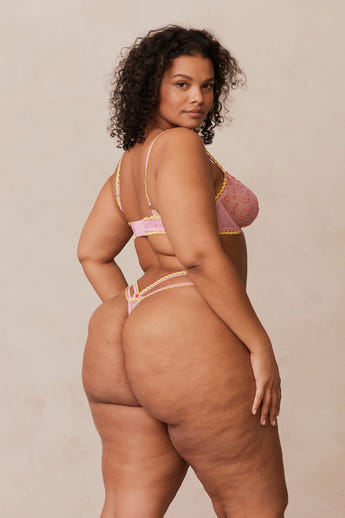 Leslie, 36DD/XL (Thong) alternate